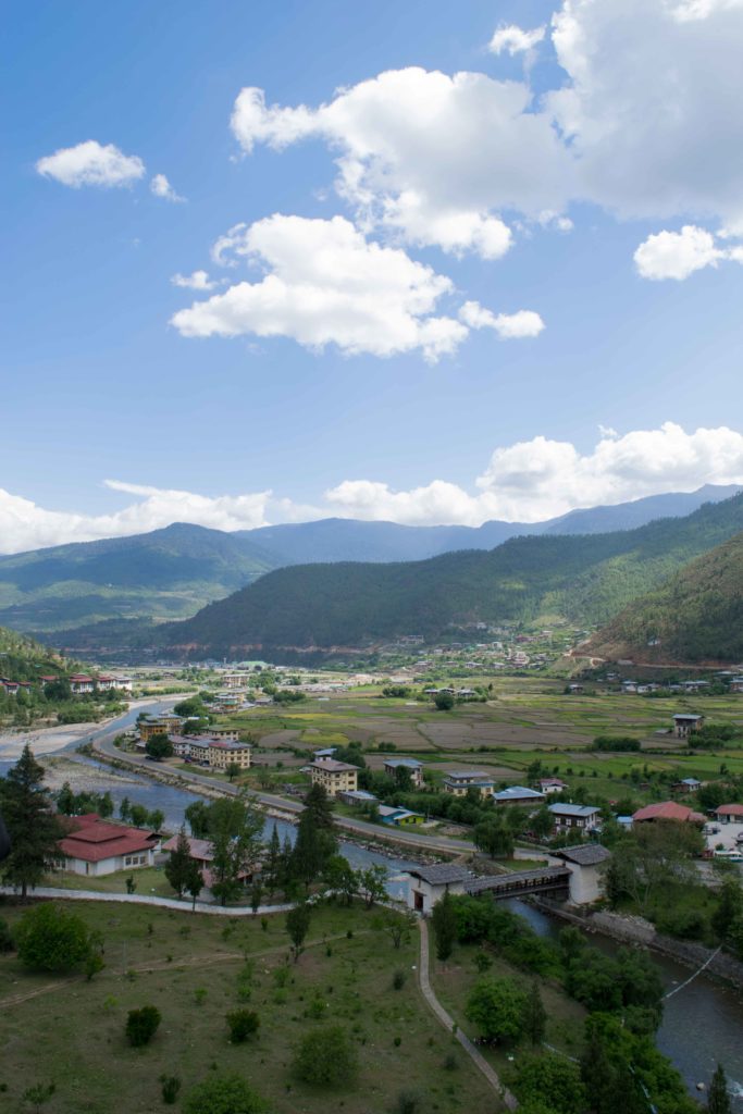 Atrações Imperdíveis no Butão. Uma das paisagens bucólicas e despoluídas do Butão.