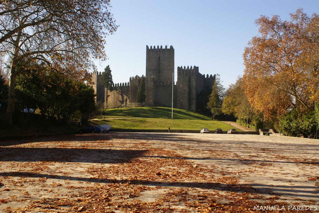 Portugal Guimarães Largo de São Mamede e Castelo