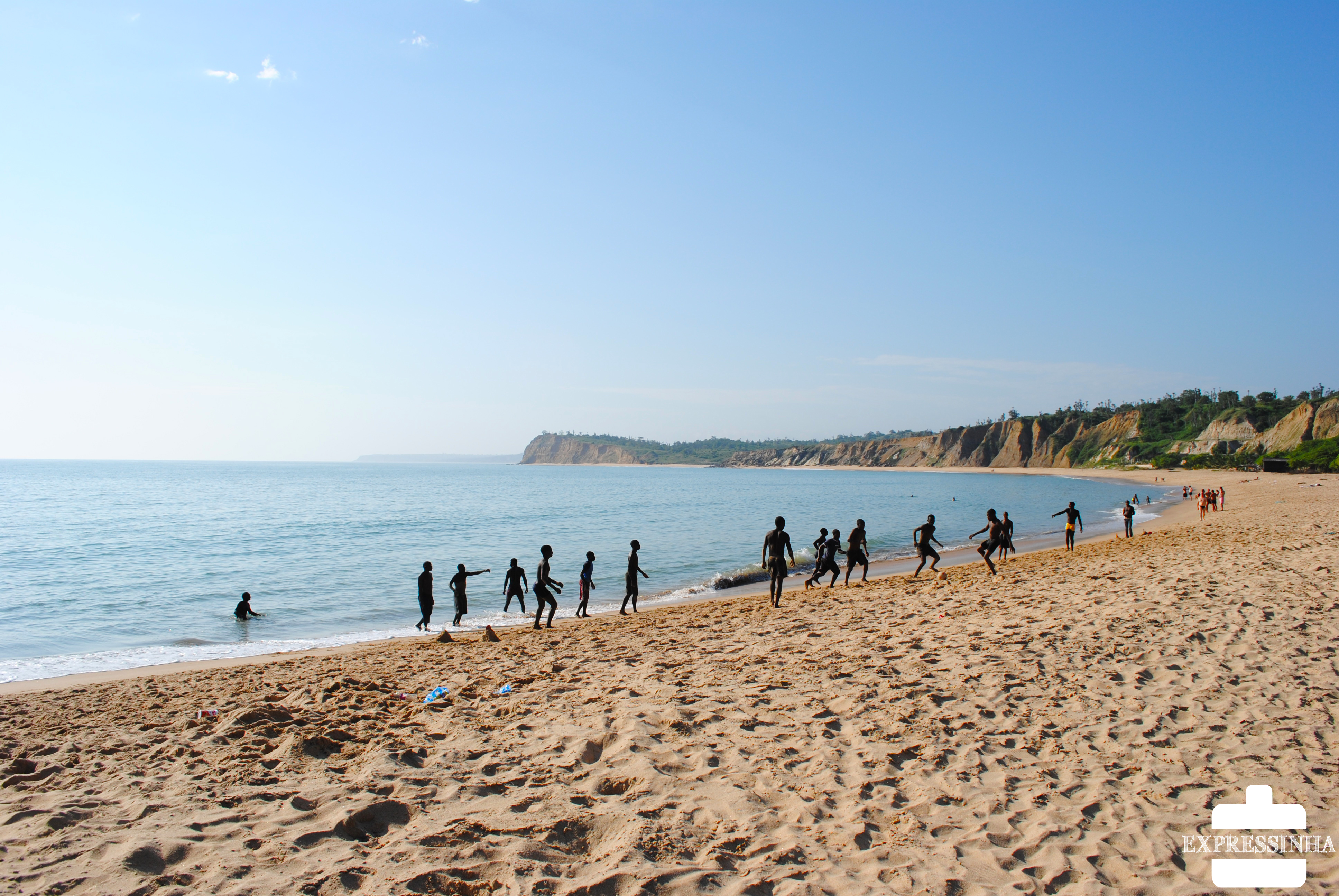 Futebol na Praia Sangano Angola.