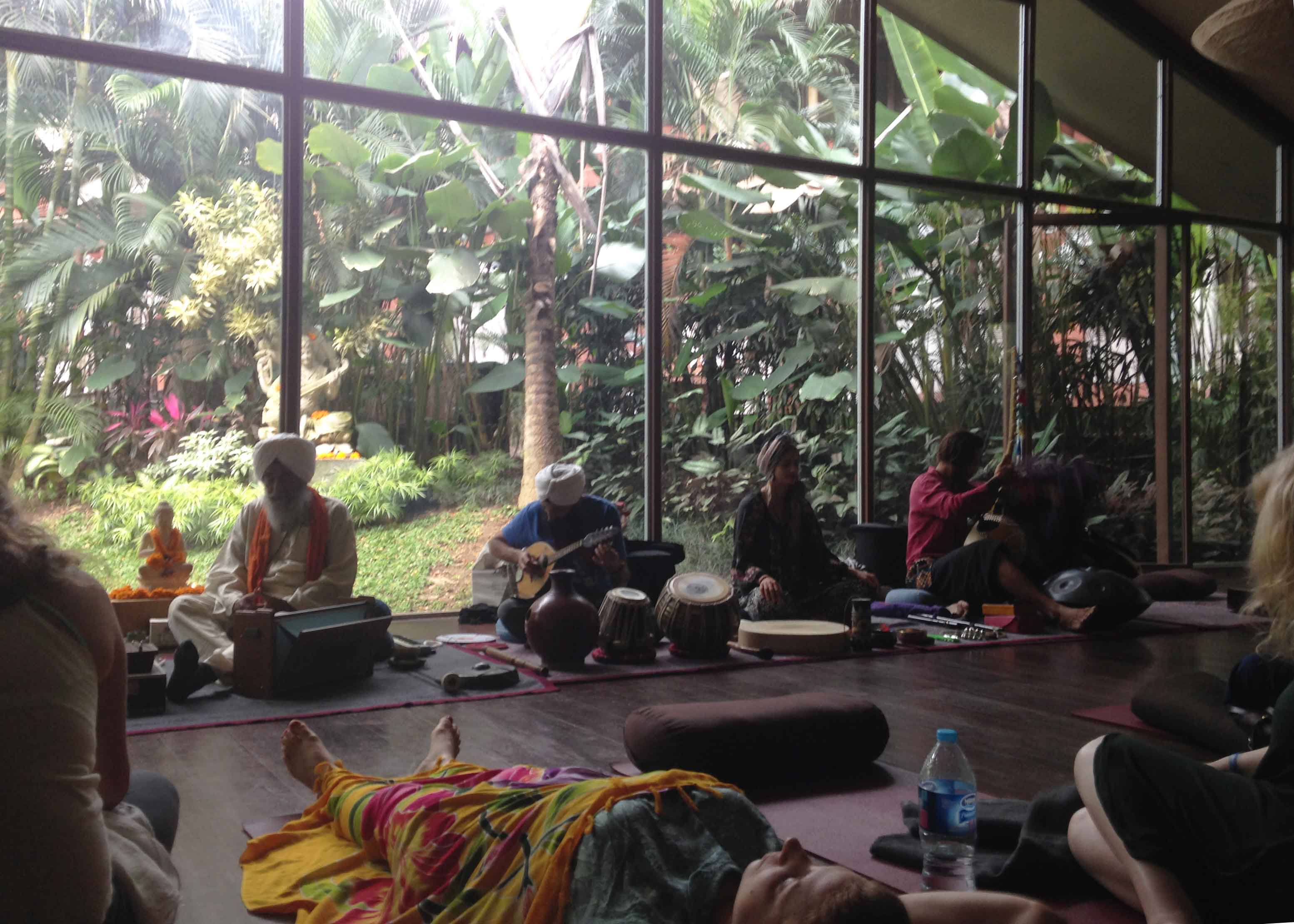 Momento de meditação no Yoga Barn. Aprenda como meditar corretamente.