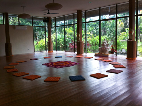 O Estúdio onde fiz aula:. Foto do site odo Yoga Barn.