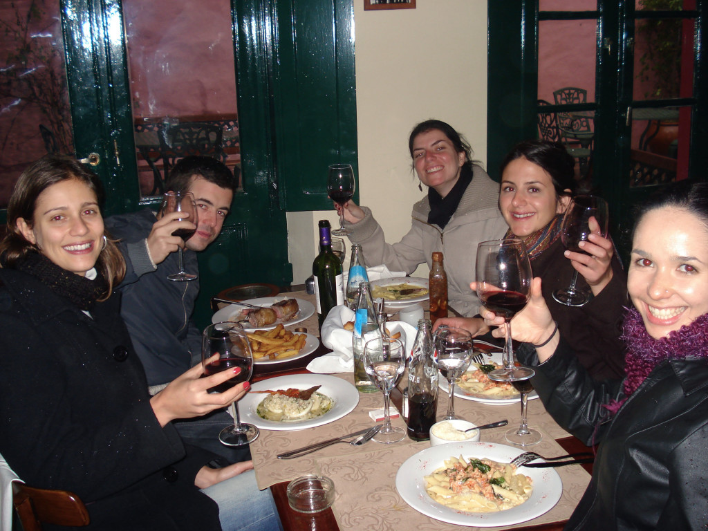 A turma animadérrima em 2007, fazendo a última refeição sob a neve no Rosália, um dos maravilhosos restaurantes de San Telmo que infelizmente fechou!