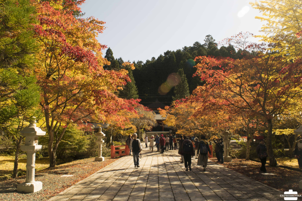 Um dia de outono pelos cemitérios e templos do Japão. Cidades turísticas do Japão.