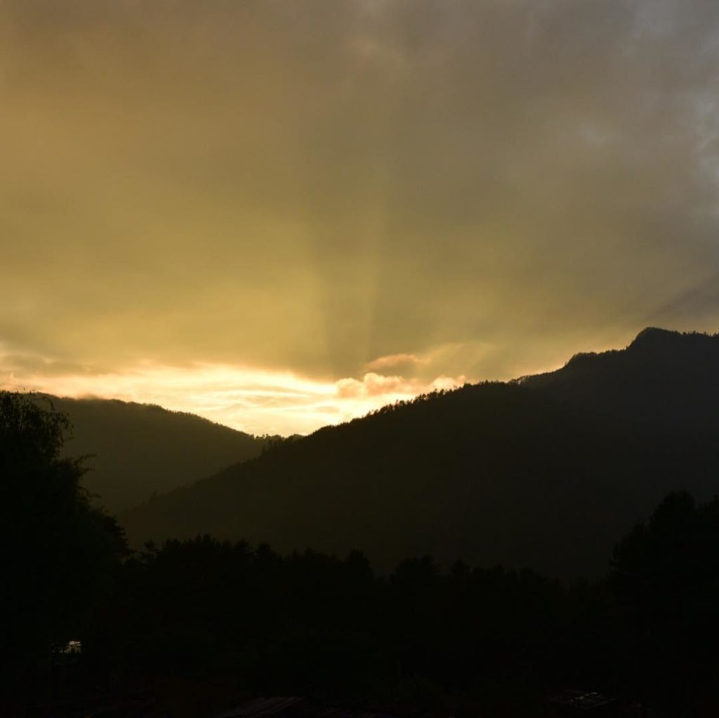 Beleza diária do pôr-do-sol no Butão, o país da felicidade.