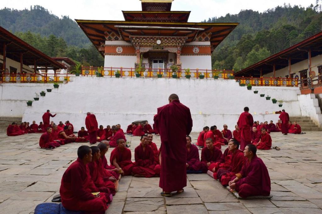 Monges em um templo do Butão, o país da felicidade.