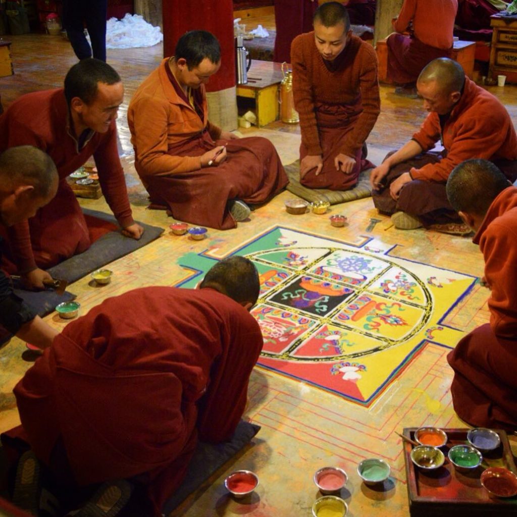 Monges pintando mandala no Gyantse Monastery, em Shigatse.