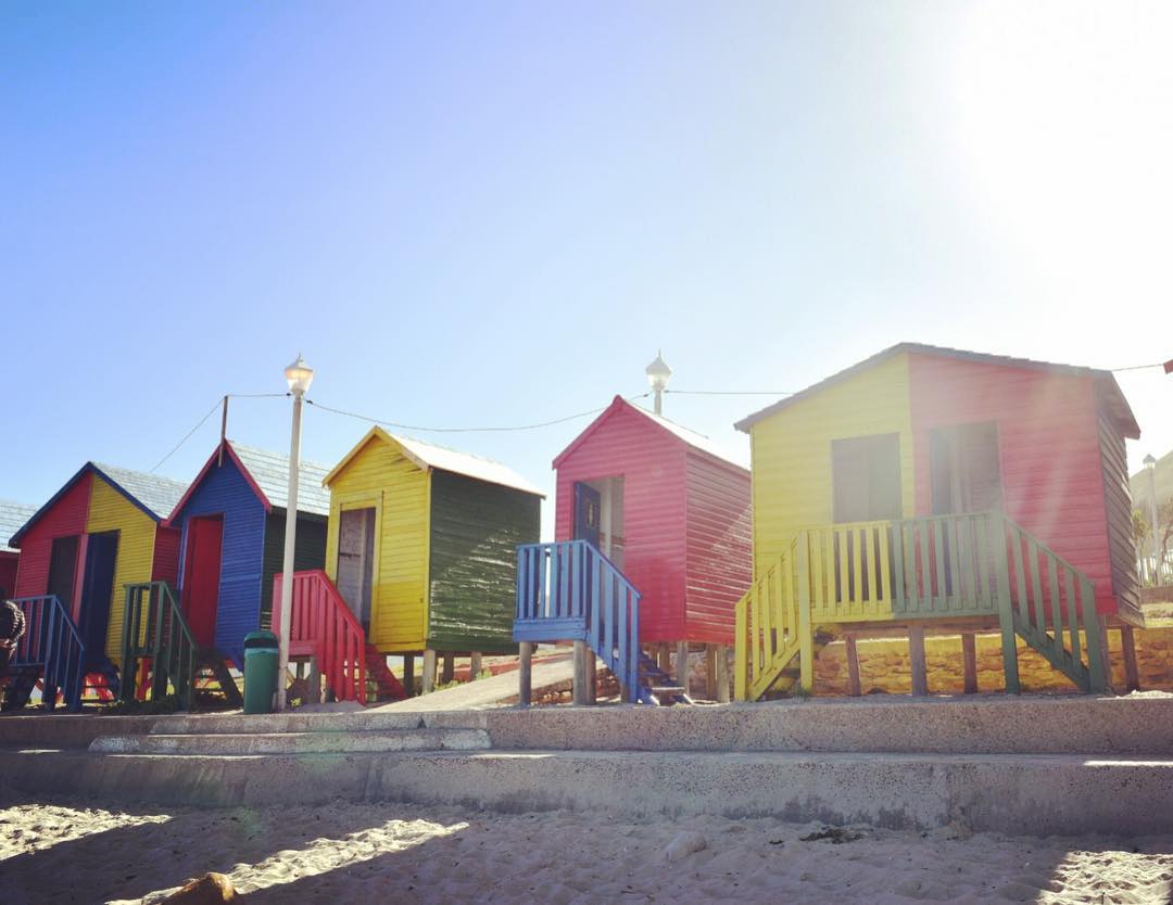 Casinhas coloridas em Muizenberg, uma das praias de Cape Town e arredores!
