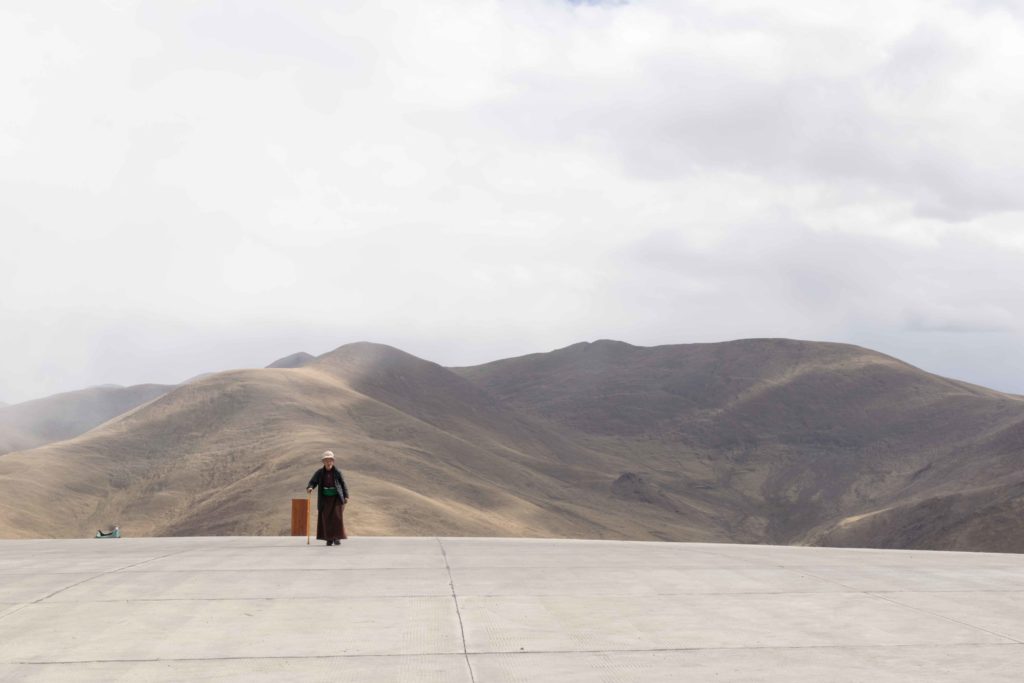 Peregrina tibetana depois de prestar homenagens ao Yamdrok Lake, um dos lagos sagrados do budismo tibetano.