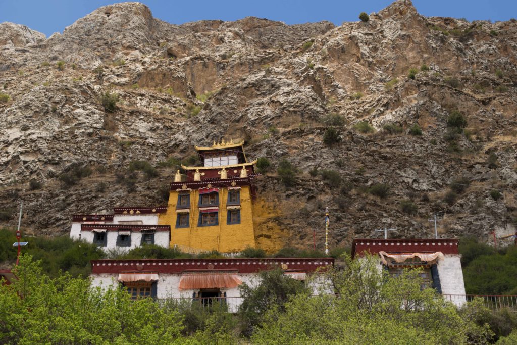 Um dos templos em Yark Sherpa, construído ao redor das cavernas de meditação.