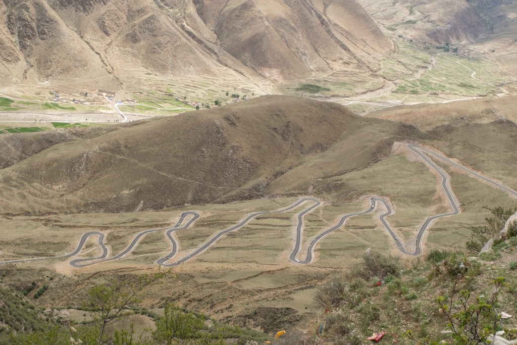 Um trecho da estrada entre Lhasa e Shigatse.