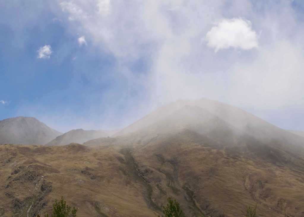 Montanha fumegante em Yark Sherpa. Belezas da natureza tibetana.