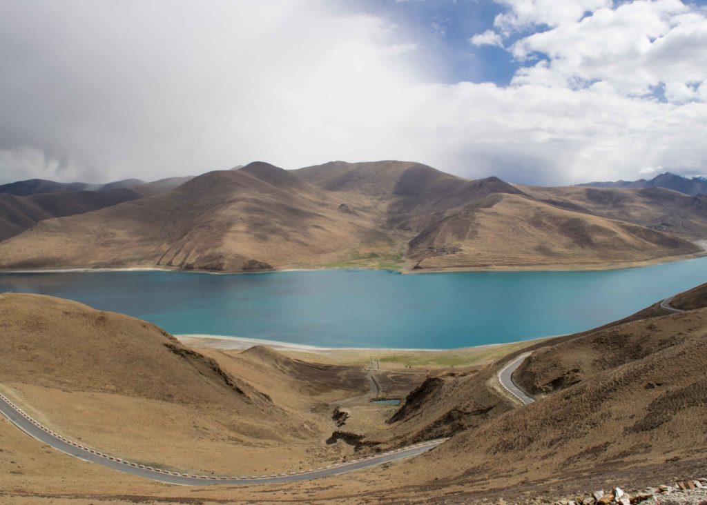 Vista das cores maravilhosas do Lago Sagrado Yamdrok Lake no caminho entre Lhasa e Shigatse. Uma das maravilhas do turismo no Tibet!