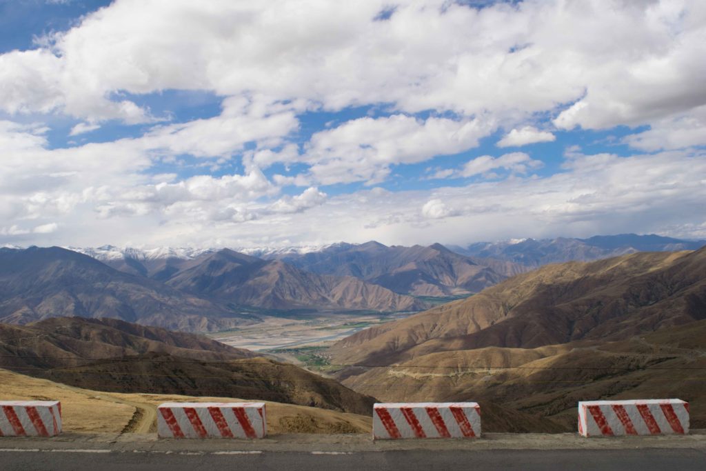 A vista sensacional que se tem da estrada entre Lhasa e Shigatse quando se faz turismo no Tibet.