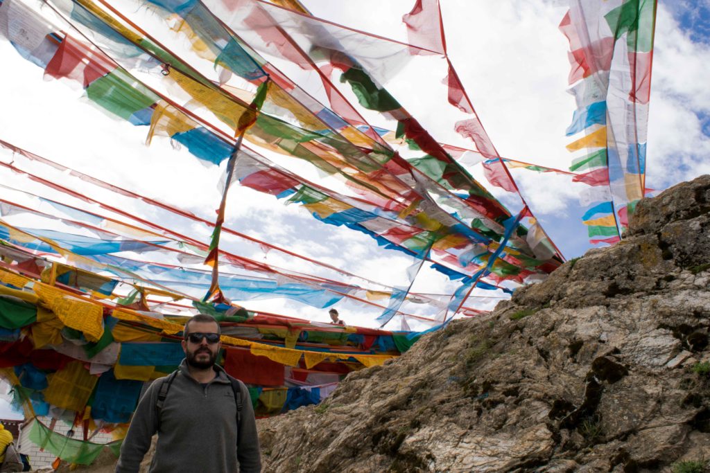 Estrada entre Lhasa e Shigatse repleta de bandeirinhas de oração. Budismo Tibetano. Turismo no Tibet.
