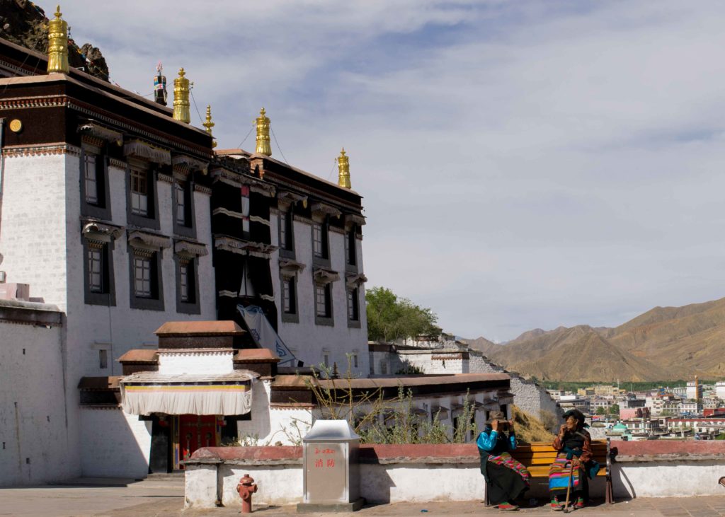Peregrinas no Tashilumpo Monastery, em Shigatse.