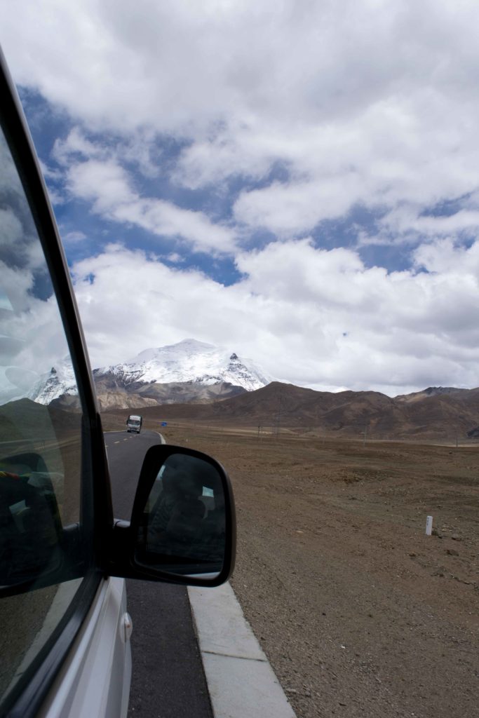 O Karola Glaciar, bem no meio da estrada entre Lhasa e Shigatse. Parada de quem faz turismo no Tibet.