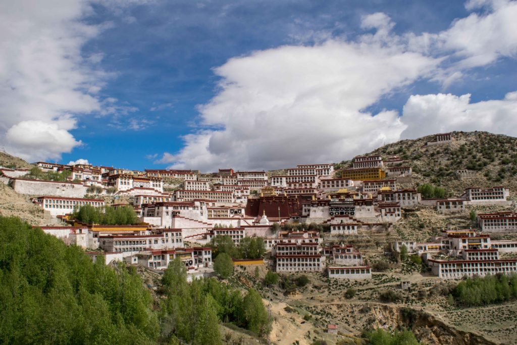 O "pequeno"Ganden Monastery, no alto da montanha.