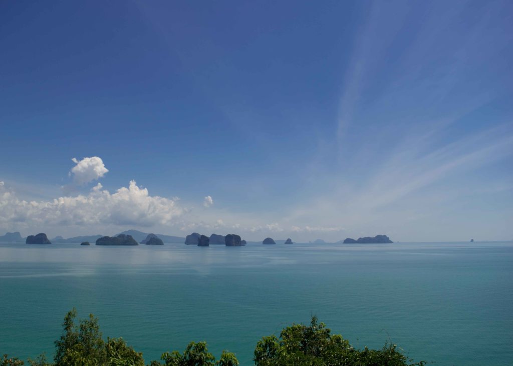Vista da Phang Nga Bay em Koh Yao Noi. Turismo Alternativo na Tailândia.