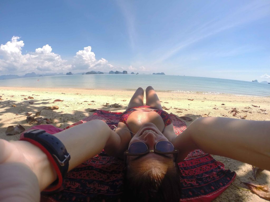 Eu ficava assim, sozinha na praia o dia todo! Koh Yao Noi. Turismo Alternativo na Tailândia.