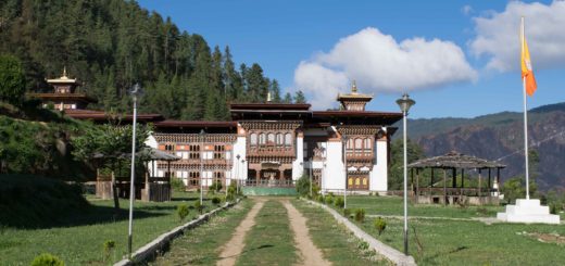Entrada do Rincheling Monastery no Butão, o país da felicidade. Um lugar maravilhoso para passar a noite e conhecer melhor o Butão e o budismo.