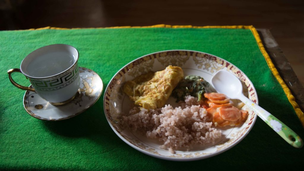 Café da manhã, almoço ou janta, vai ter sempre essa carinha a comida no monastério. Mas acredite, é tudo DI-Vi-NO. Butão, o país da felicidade.