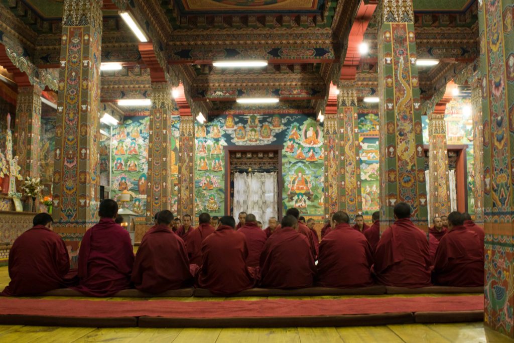 Orações no templo do Rincheling Monastery no Butão, o país da felicidade.