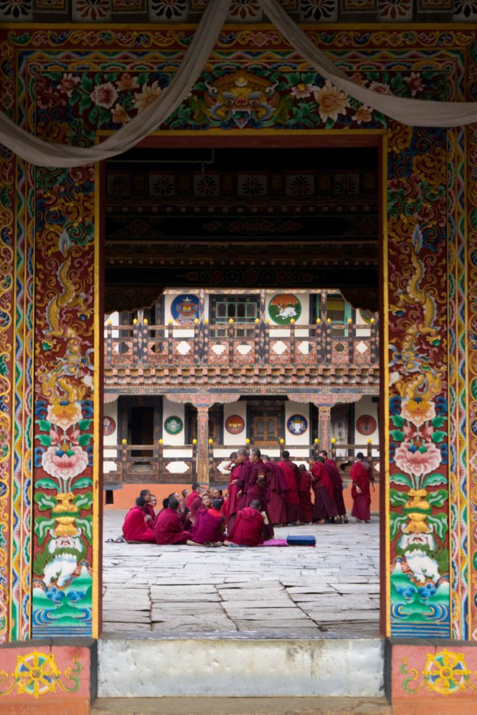 Monges no interior do Rincheling Monastery no Butão, o país da felicidade. Veja os detalhes dessa porta!
