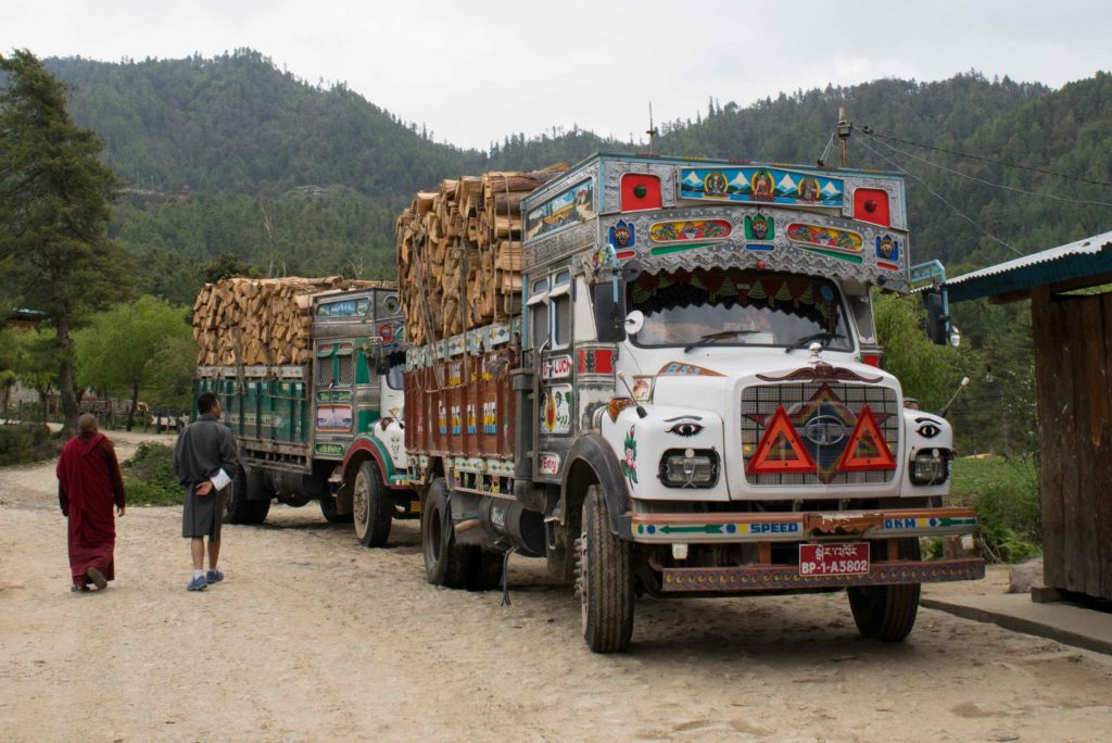 Até os caminhões no Butão são um mix de desenhos e cores budistas! Butão, o país da felicidade!