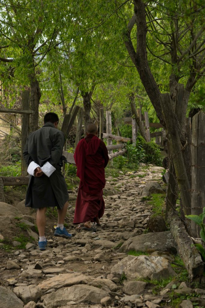Guia e o monge master na nossa caminhada pelo Khotokha Village no Butão, o país da felicidade.