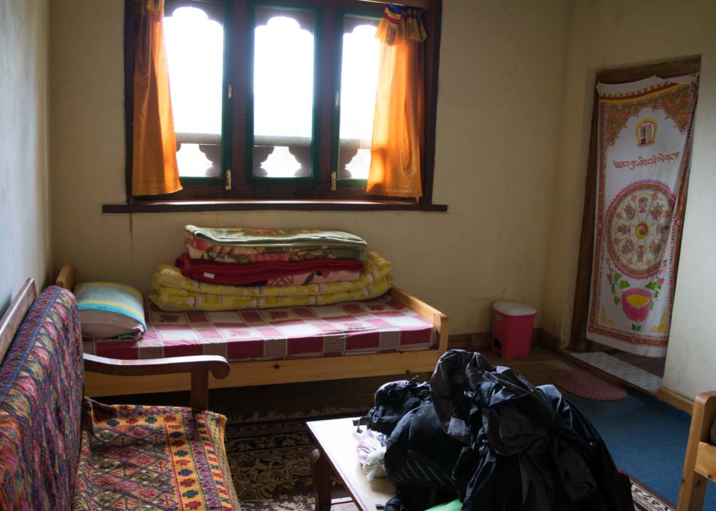 Quarto no Rincheling Monastery. Simples, mas confortável. Repare na quantidade de cobertores, você acha que faz frio? Butão, o país da felicidade!