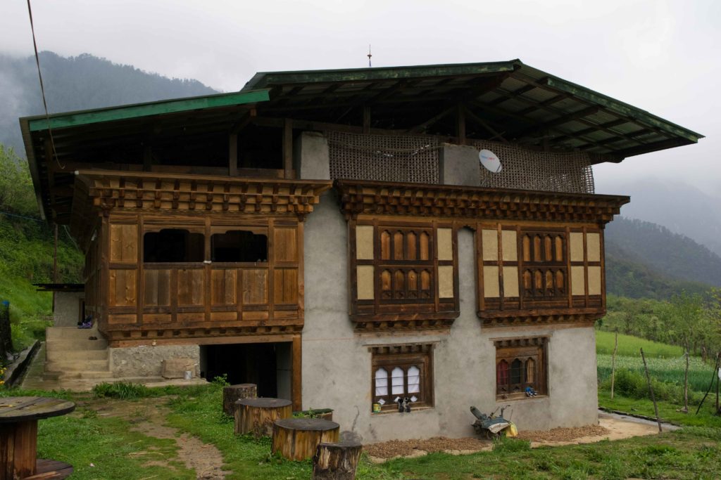 A fazenda onde dormimos em Gasa, com a família mais fofa do Butão e a melhor comida ever! Nenhuma viagem ao Butão está completa sem uma noite numa fazenda tradicional!