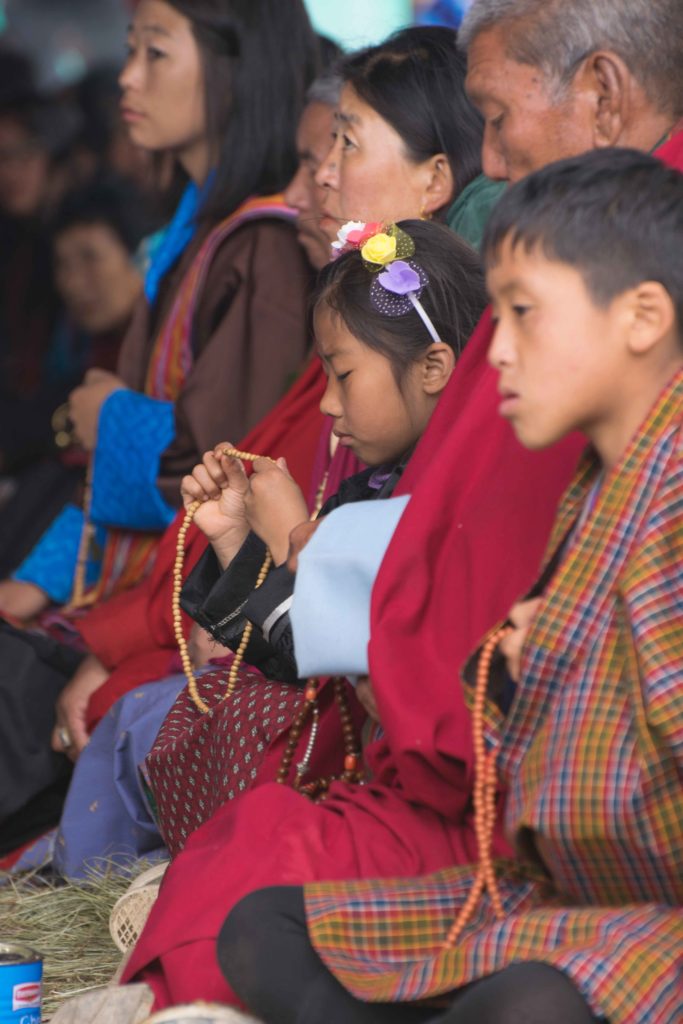 População de Gasa orando durante festival budista. Um dos melhores momentos da viagem ao Butão.