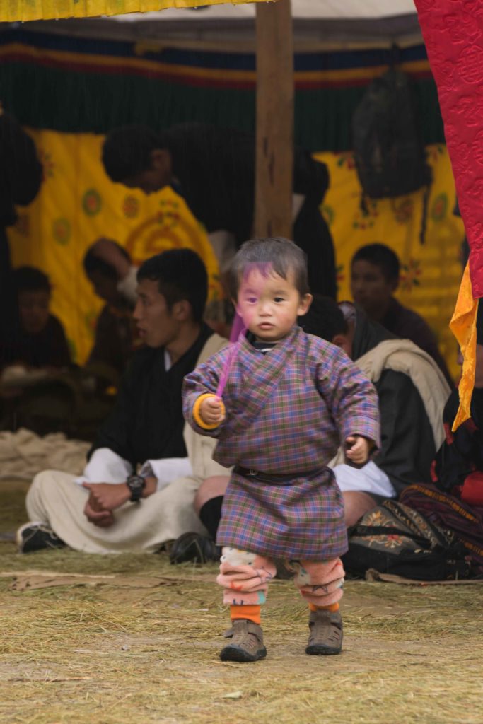 Viagem ao Butão. Crianças em festival budista em Gasa, no interior do Butão.