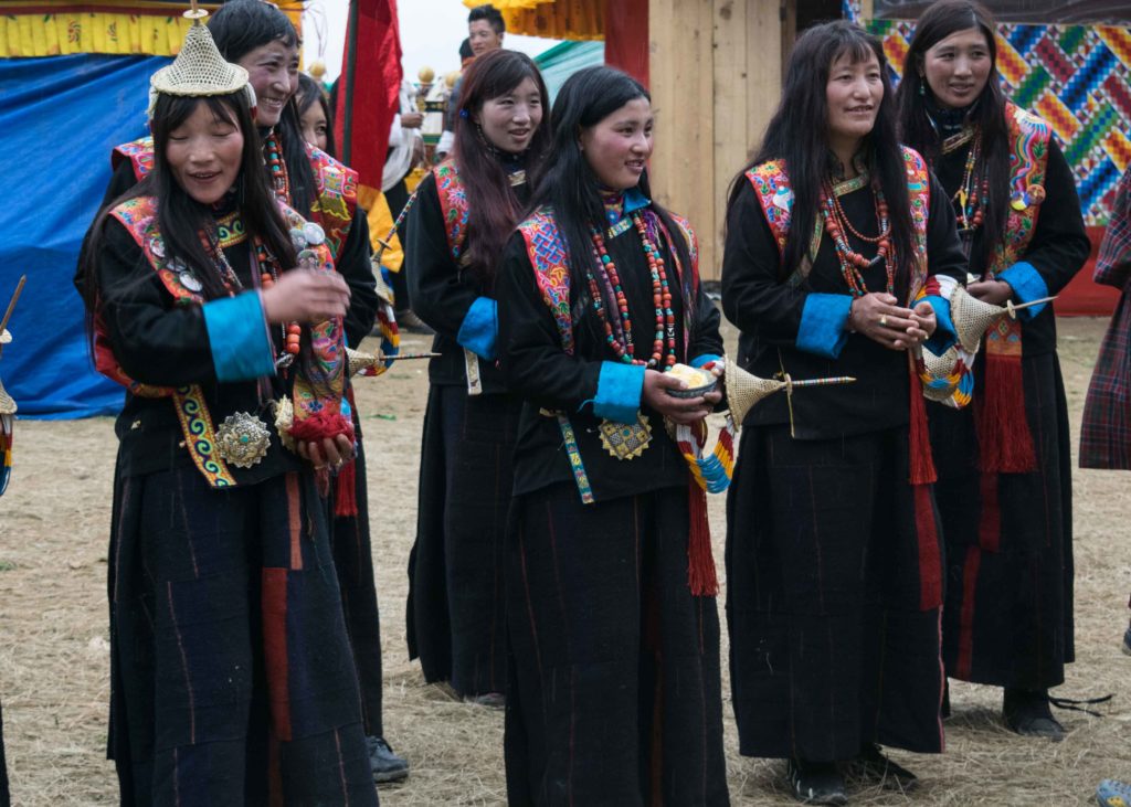 Grupo de dança típica durante o festival em Gasa, uma das experiências mais marcantes da nossa viagem para o Butão.