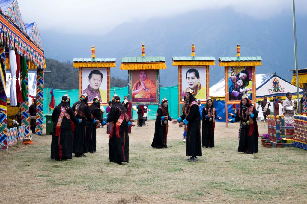 Dançarinas tradicionais durante festival budista em Gasa, um dos melhores momentos da viagem ao Butão.