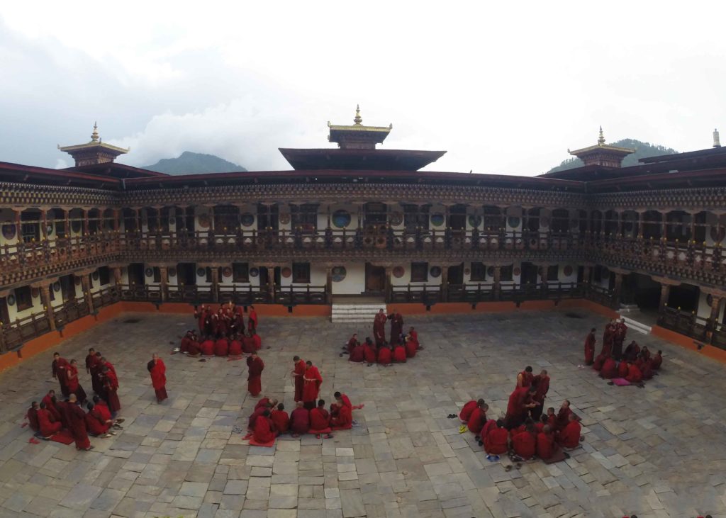 Monges "fazendo o Tibet" que é esse debate sobre budismo para melhorar o raciocínio, a argumentação e, principalmente pensar e entender os ensinamentos de Buda. No Rincheling Monastery, no Butão, o país da felicidade.