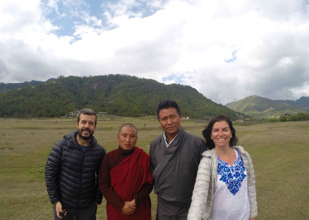Eu, Gabriel, monge master e nosso guia Ngeldrup numa deliciosa tarde pelo Khotokha Vilage. Butão, o país da felicidade.