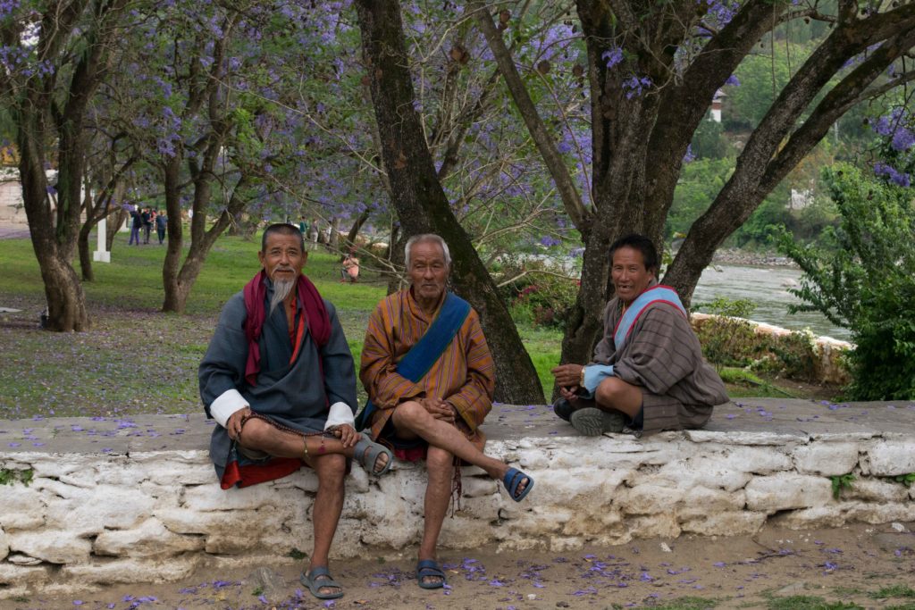 Atrações Imperdíveis no Butão. Amigos que fiz no Phunakha Dzong. Não falamos uma única palavra conhecida, mas o que importa é que eles queriam uma foto!