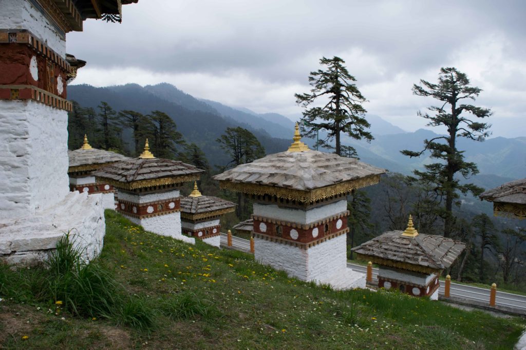 Atrações Imperdíveis no Butão. As 108 estupas que ficam no Dochu-la Pass, uma paradinha na sua viagem para o Butão.