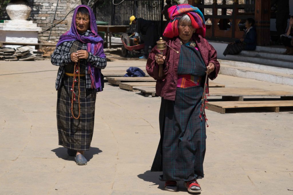 Atrações Imperdíveis no Butão. Peregrinas no Memorial Chorten, em Thimpu. Um dos lugares com impactante energia religiosa de uma viagem para o Butão.