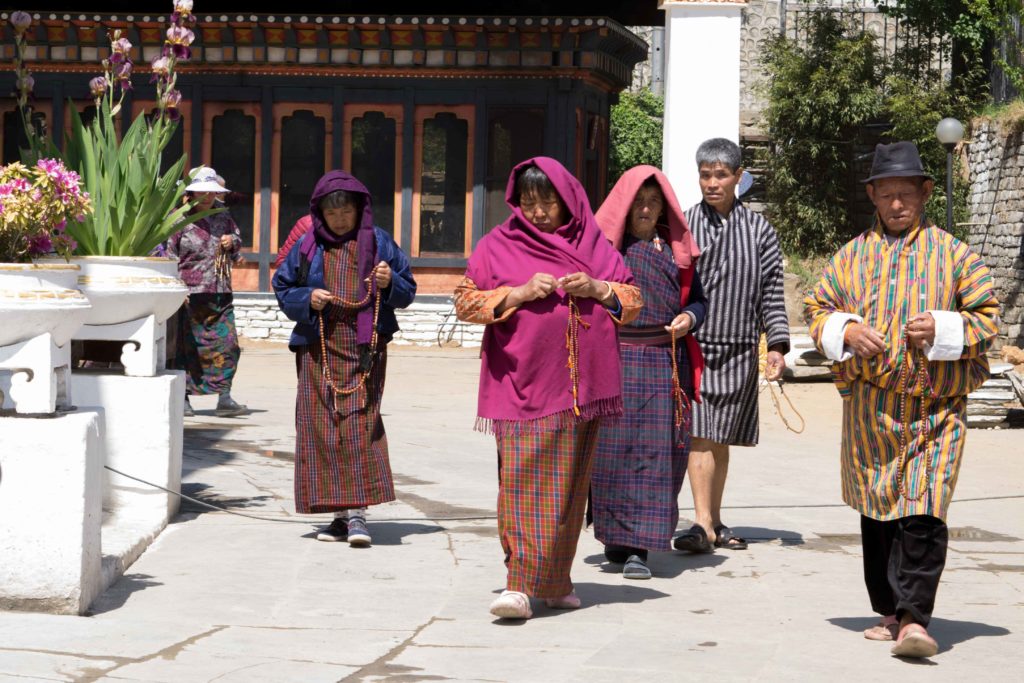Atrações Imperdíveis no Butão. Peregrinas no Memorial Chorten, em Thimpu. Um dos lugares com impactante energia religiosa de uma viagem para o Butão.