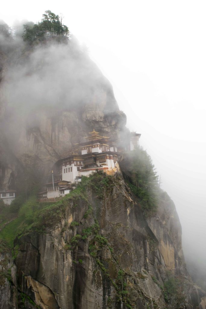 Tiger's Nest Temple logo de manhã, ainda cheio de névoas. Daqueles dias que nunca vamos esquecer. Viagem para o Butão.
