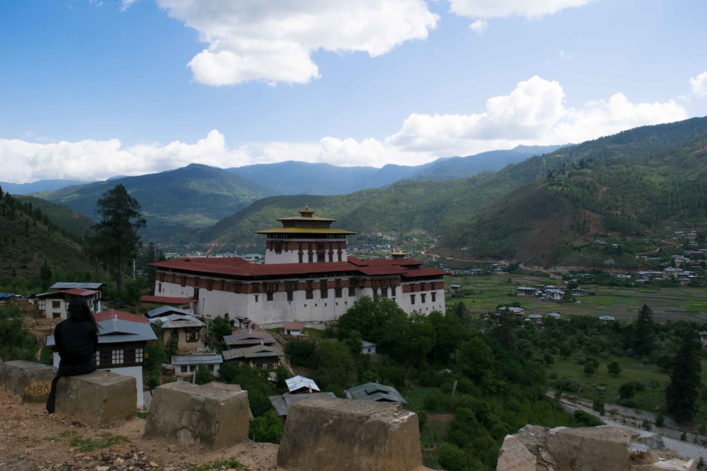 Atrações Imperdíveis no Butão. Vista do Paro Dzong e de Paro lá do National Museum, mais uma lindeza de uma viagem para o Butão.