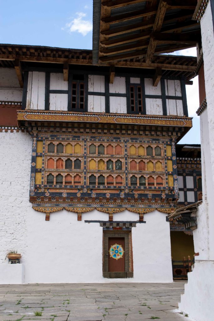 Atrações Imperdíveis no Butão. Detalhes do Paro Dzong, um dos templos mais antigos do Butão.
