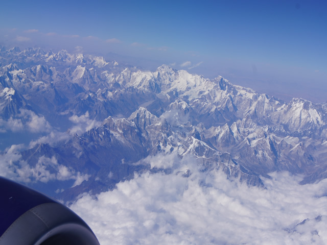 Não consegui tirar uma boa foto, mas essa aqui é a vista do vôo entre Nepal e Butão. Conhecer o Butão é incrível desde o avião Fonte: Visit Bhutan.