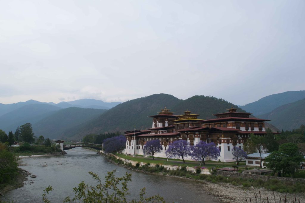 Atrações Imperdíveis no Butão. O lindíssimo Phunakha Dzong, nos arredores de Thimpu. Uma das maravilhas arquitetônicas de uma viagem para o Butão!