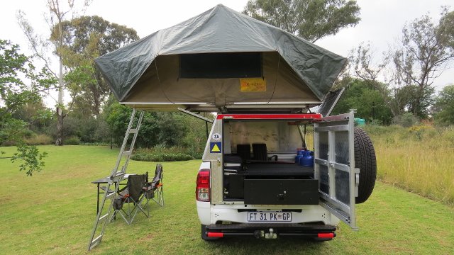 Viagem para a Namíbia: Um 4x4 equipado tem uma barraca em cima que é só abrir e fechar, mais todo equipamento para cozinhar e até umas cadeirinhas, mesa e redes.