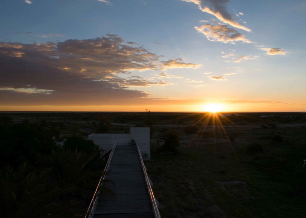 Viagem para a Namíbia. Pôr-so-sol no Etosha. Vale a pena ver isso mesmo que seu tempo seja curto ou que você tenha que ir andando!