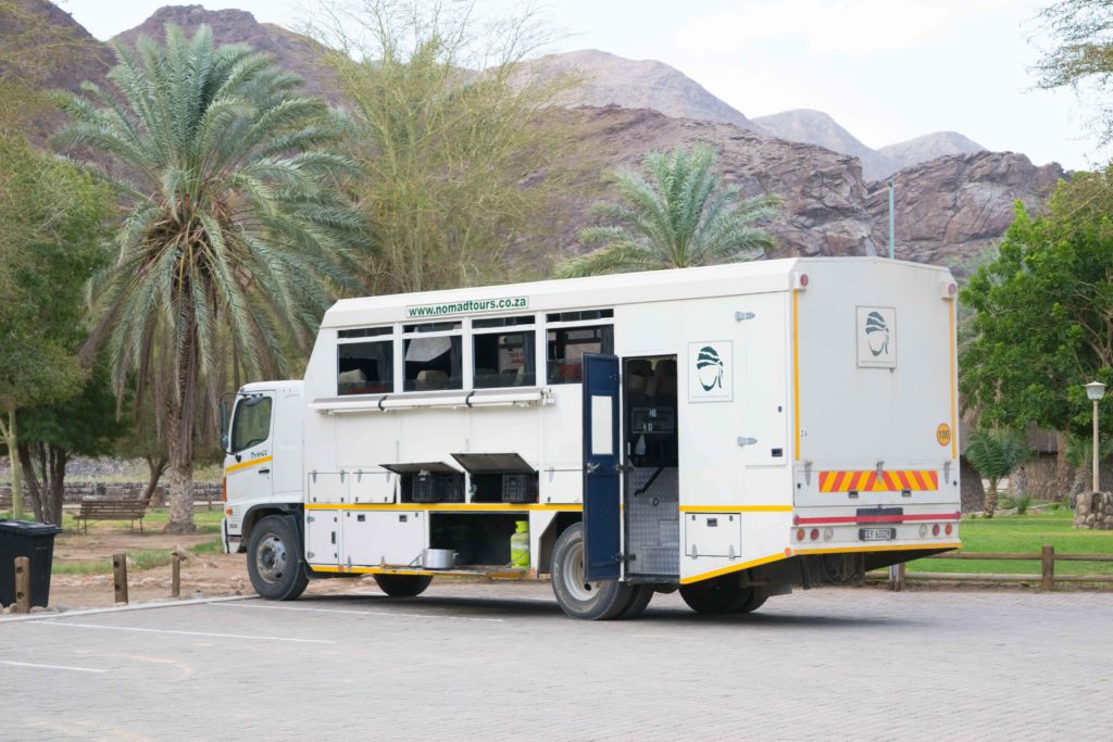 Viagem para a Namíbia. Um caminhão de Overland Tour pela Namíbia. Bonitinho, né? Viajar de Overland é uma ótima opção para viajantes solo e para quem não quer se preocupar em montar roteiro ou dirigir. Viajar para a Namibia é incrível de qualquer maneira!