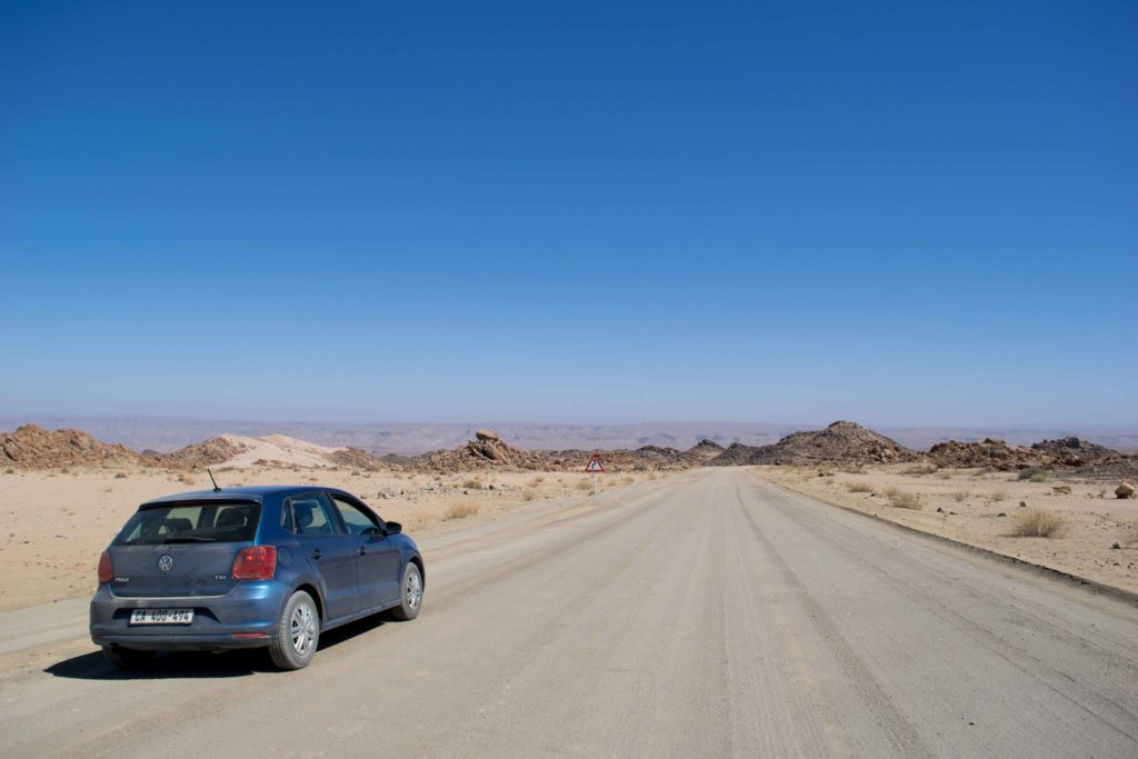 Dicas da Namíbia: Você vai ter muita estrada pela frente. Ligue sua playlist preferida e aprecie a paisagem da Namíbia!
